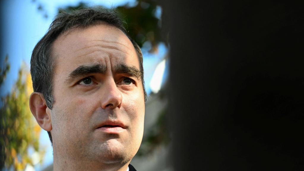 Sebastien Lecornu, primer ministro de Francia, habla ante los medios de comunicación, en París.