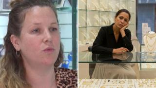 Laia y una vendedora de oro generada con IA.