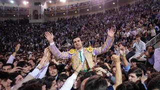 Morante de la Puebla sale a hombros de la Plaza de Las Ventas.