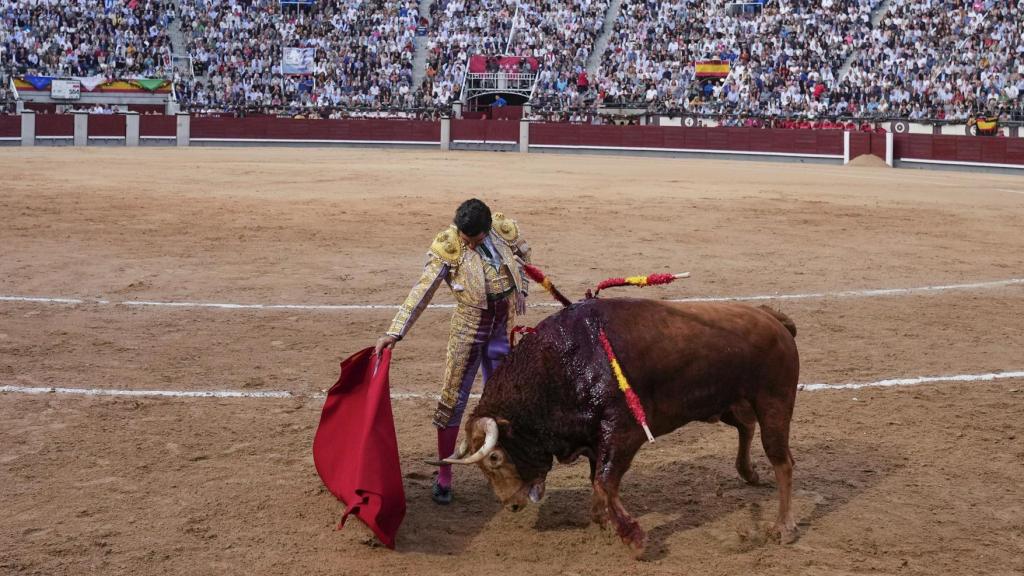 Morante torea con la muleta en las Ventas.