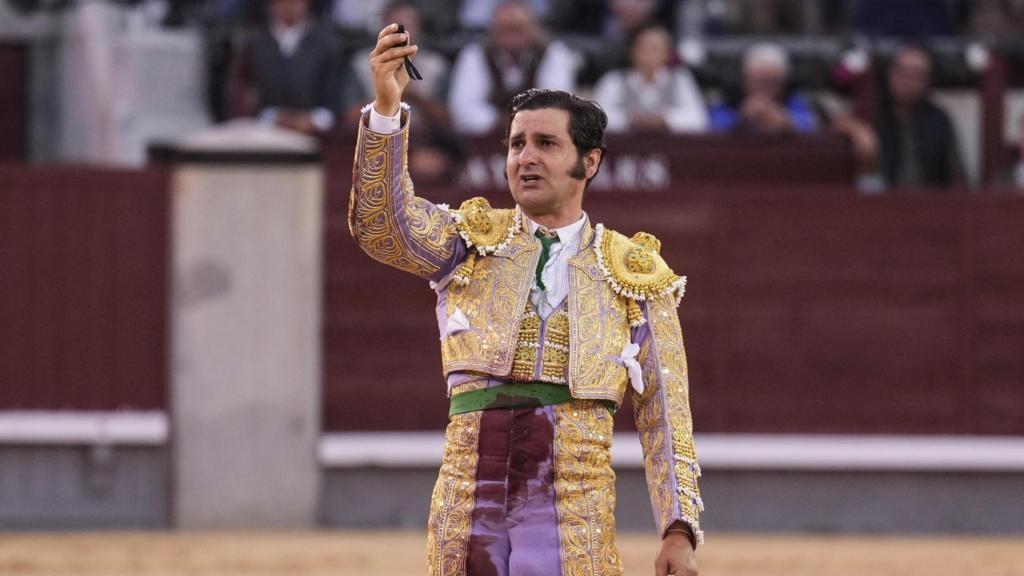 Morante con la coleta en la mano tras cortársela en Las Ventas.