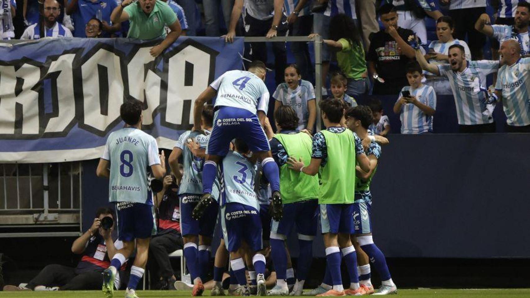 Los jugadores del Málaga CF celebran un gol contra el Deportivo de La Coruña en La Rosaleda