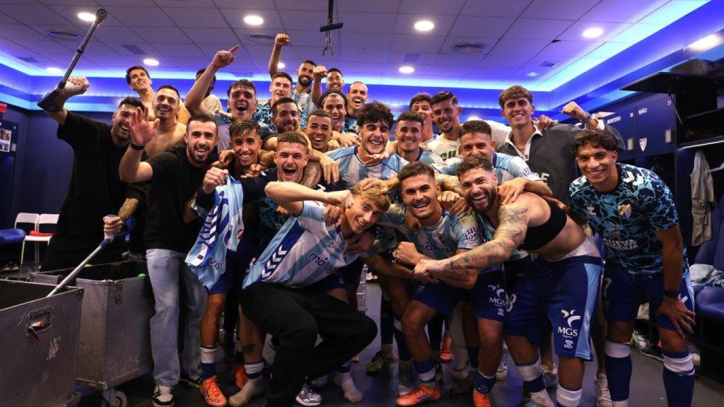 Huijsen celebra la victoria del Málaga en el vestuario de La Rosaleda