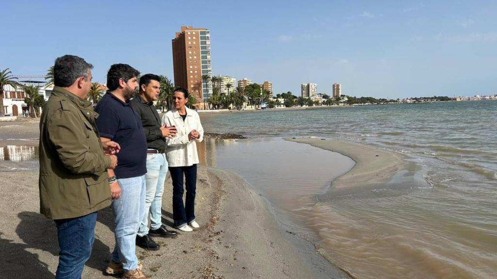 El presidente regional, Fernando López Miras, y el alcalde de San Javier, José Miguel Luengo, en una playa del Mar Menor afectada por la dana Alice.