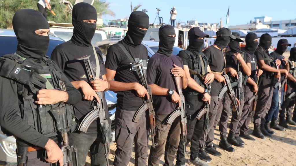 Militantes de Hamás en uno de los puntos de intercambio.