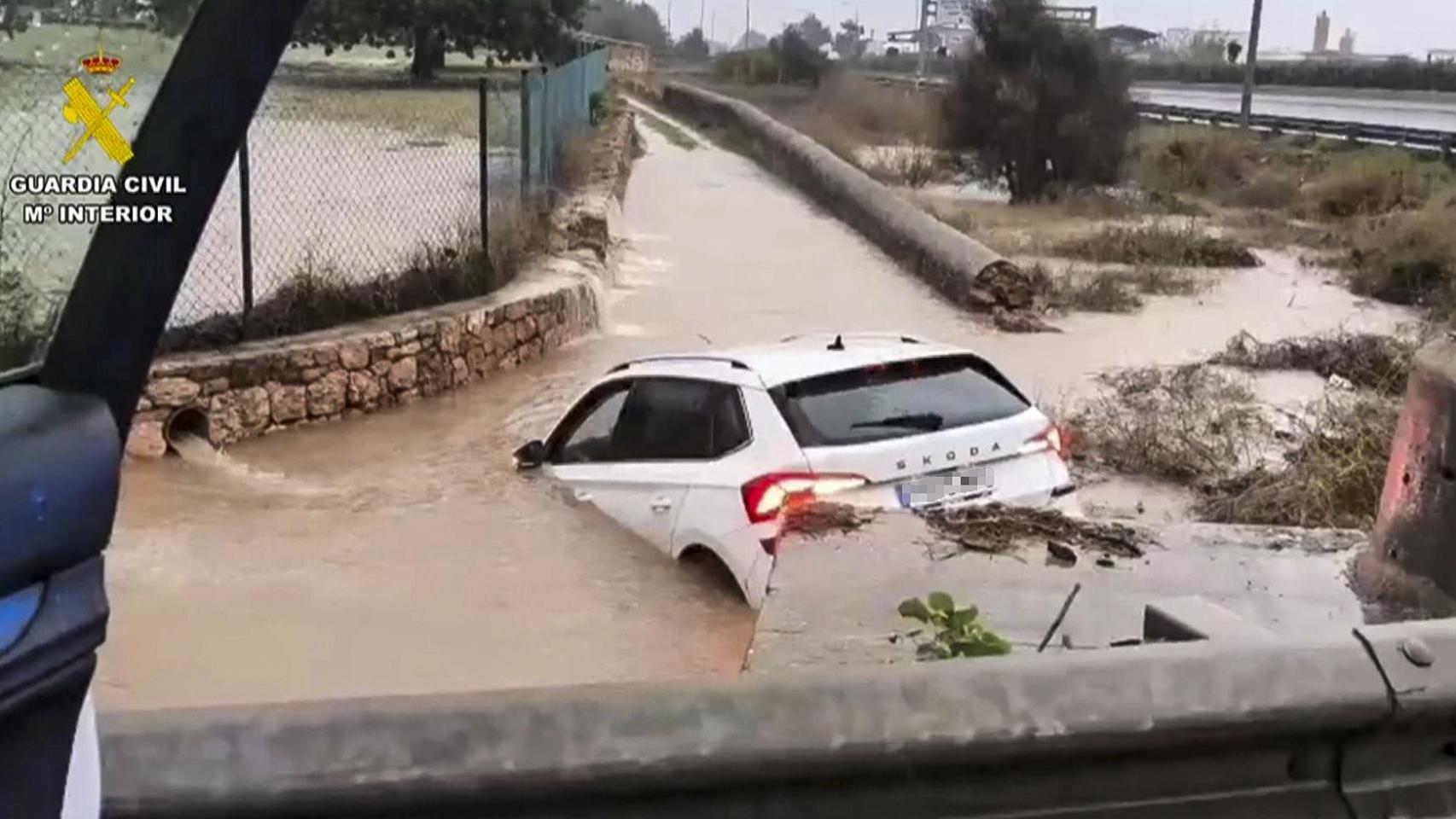 Rescatada una persona atrapada en su vehículo.