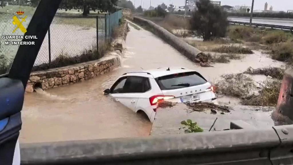 Rescatada una persona atrapada en su vehículo.
