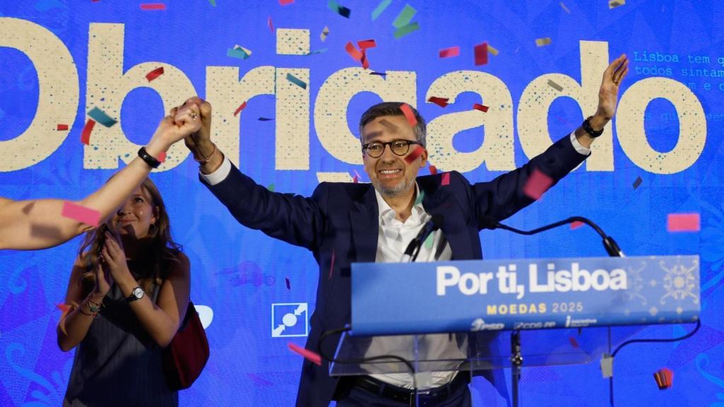 Carlos Moedas, candidato del PSD, este domingo celebrando que revalida su victoria y volverá a ser alcalde de Lisboa.