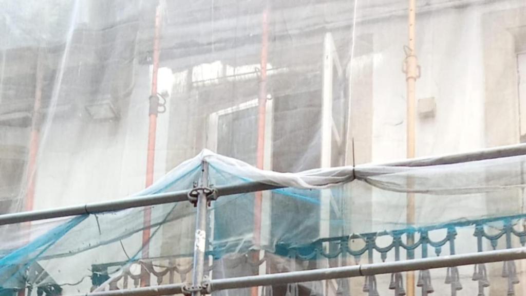 O Mural denuncia que una ventana abierta aumenta el riesgo para los frescos de Lugrís en A Coruña
