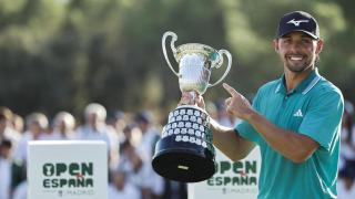 Marco Penge posa con el título del Open de España de golf.