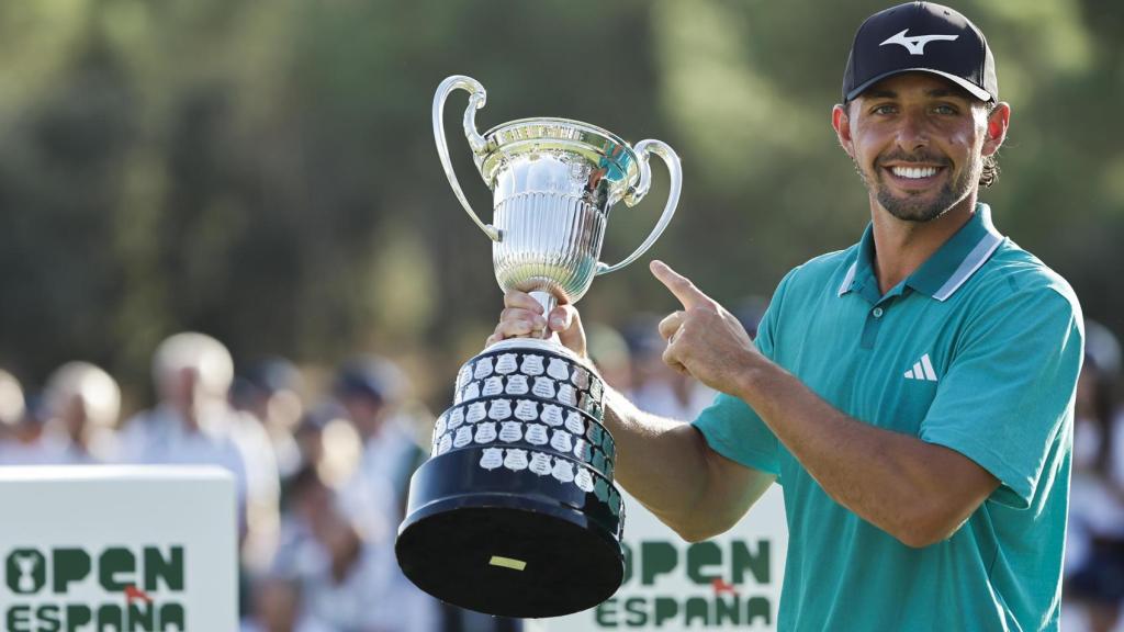 Marco Penge posa con el título del Open de España de golf.