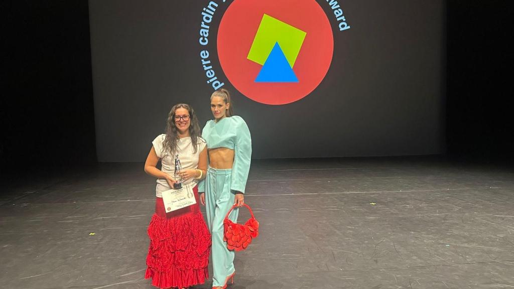 Blanca recibiendo el premio