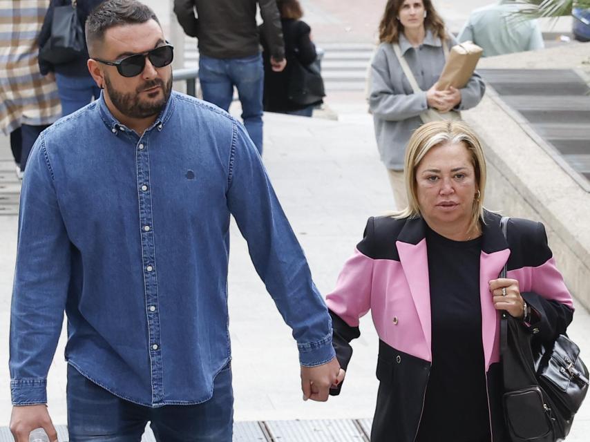 Belén Esteban llegando al juzgado junto a su marido, Miguel.