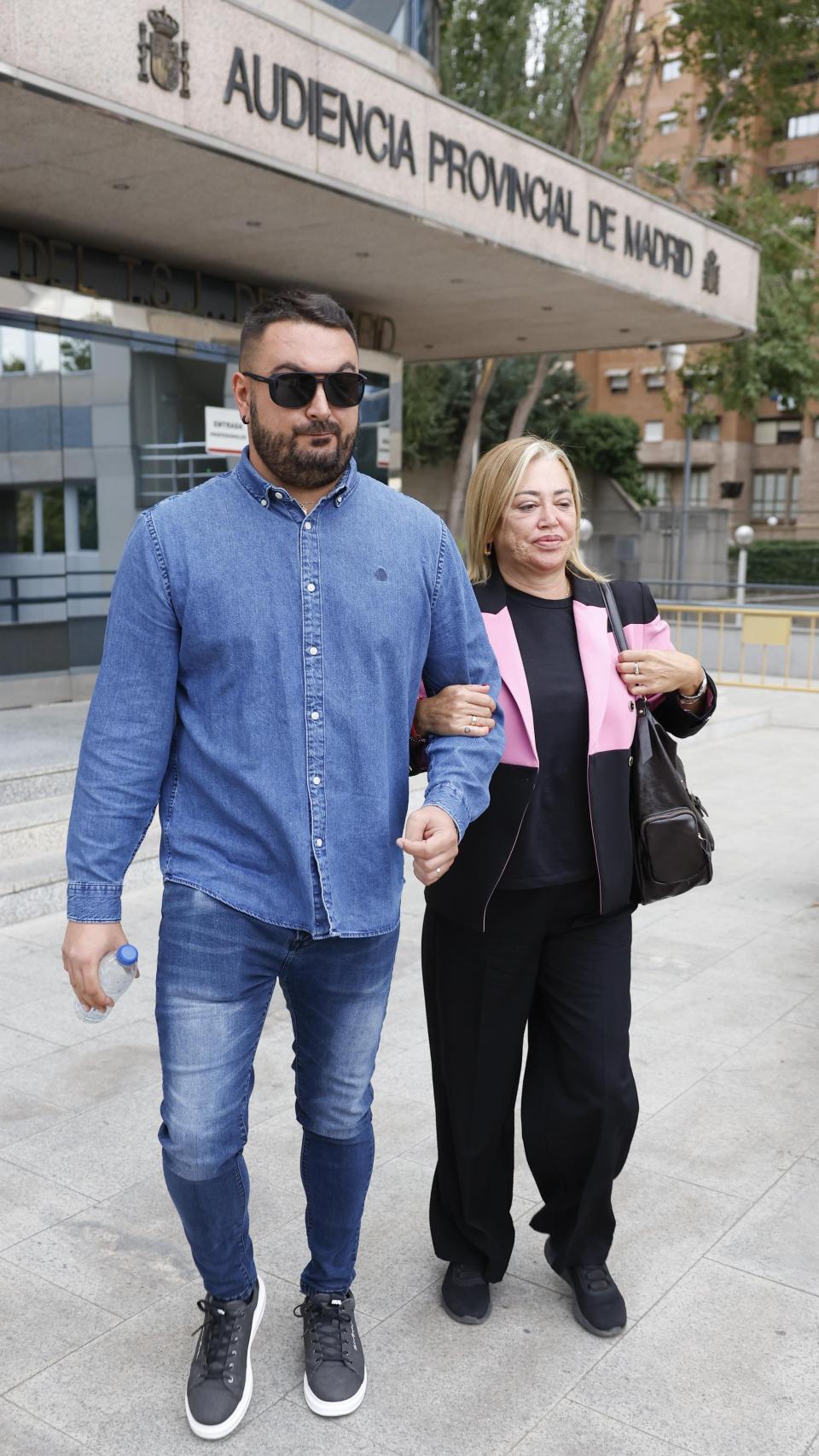 Belén Esteban y Miguel Martos, saliendo del juzgado.