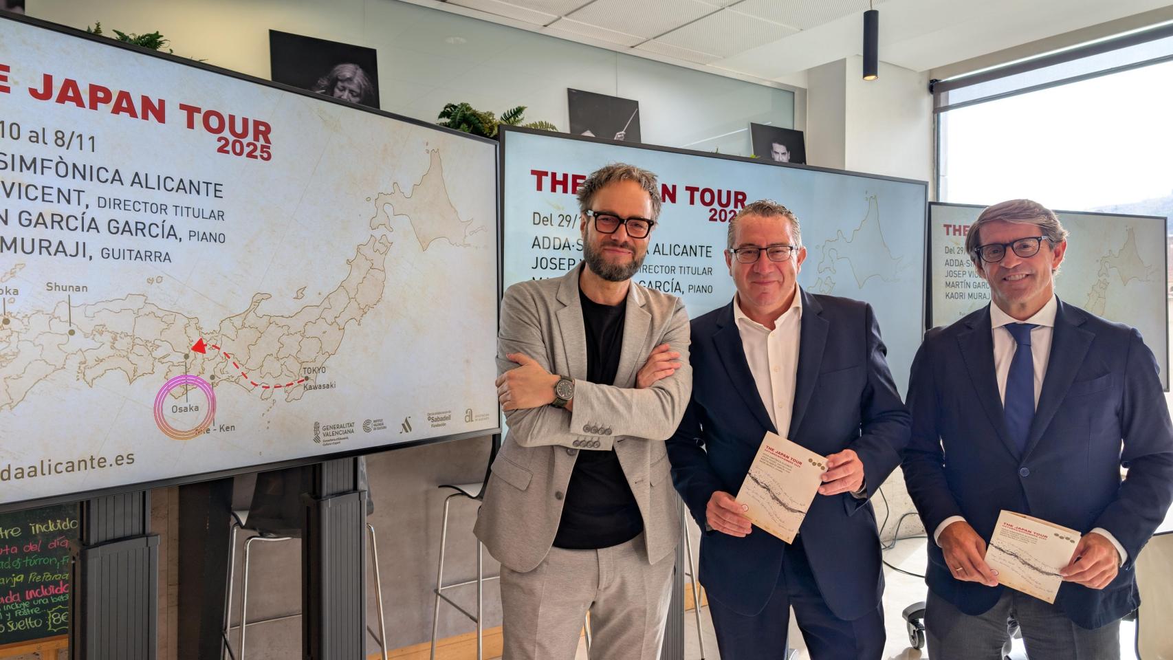 Josep Vicent, Toni Pérez y Juan de Dios Navarro, este lunes en la presentación de la gira.