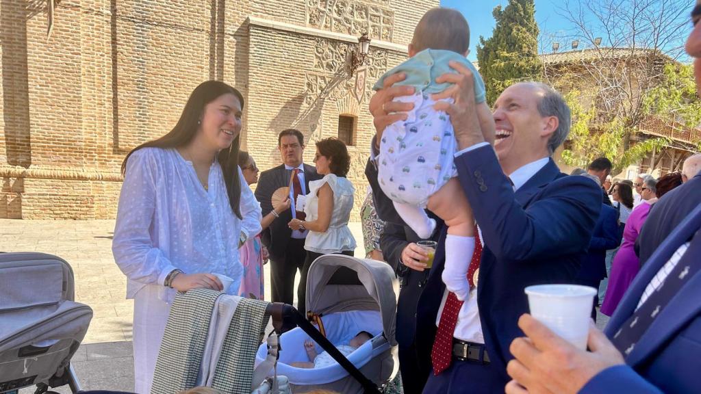 Daniel Arias con un bebe en un municipio toledano