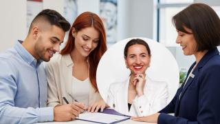 Montaje de Ana Cerdeira con la firma de un contrato de reserva en una imagen creada con IA.