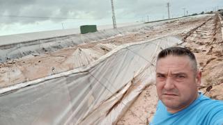 Antonio Torres, este lunes, junto a sus invernaderos en El Mirador que han terminado por los suelos por culpa de la dana.