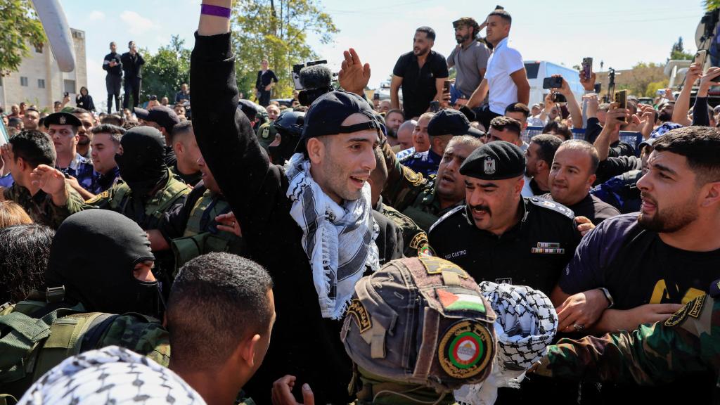 Rehenes palestinos liberados por Israel en Ramala.