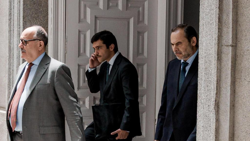 El exministro Ábalos, junto a su abogado, José Aníbal Álvarez, en el Supremo, el pasado junio.