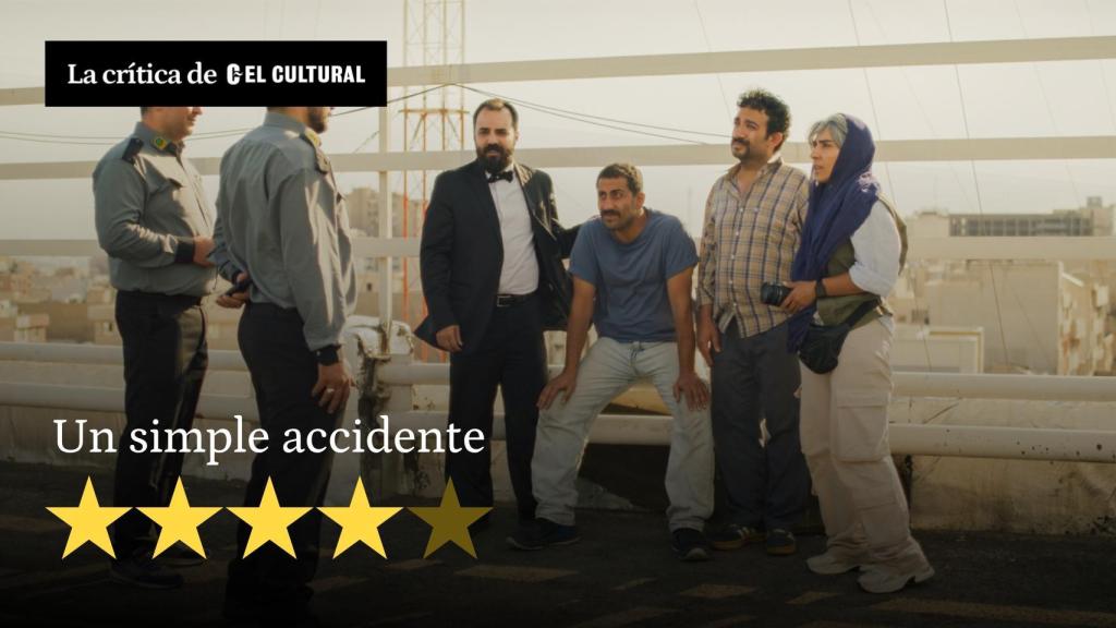 Majid Panahi, Mohamad Ali Elyasmehr, Vahid Mobasseri y Maryam Afshari, frente a dos guardias de seguridad, en un momento del filme