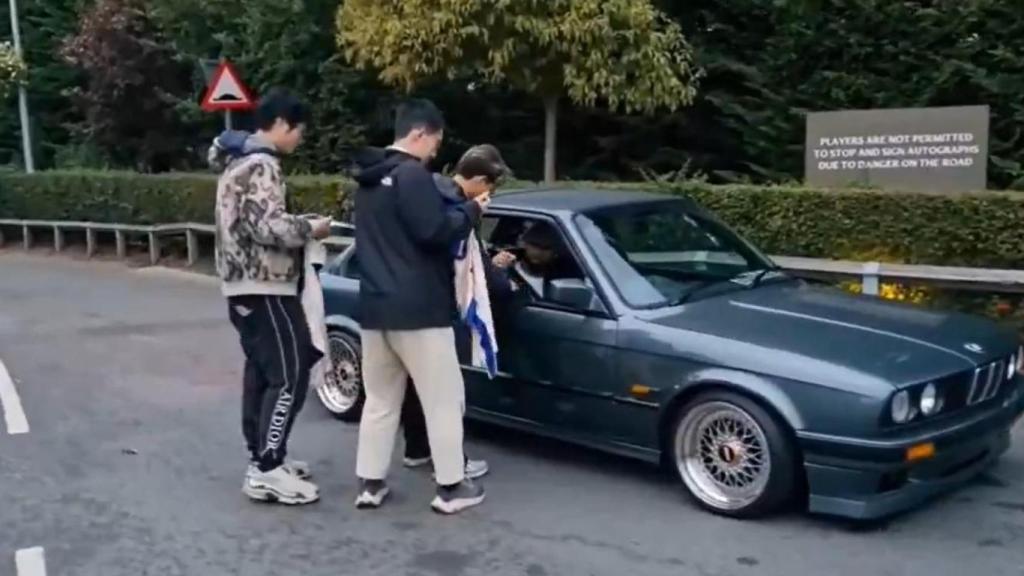 Robert Sánchez, en su BMW E30 325i de 1988 firmando autógrafos