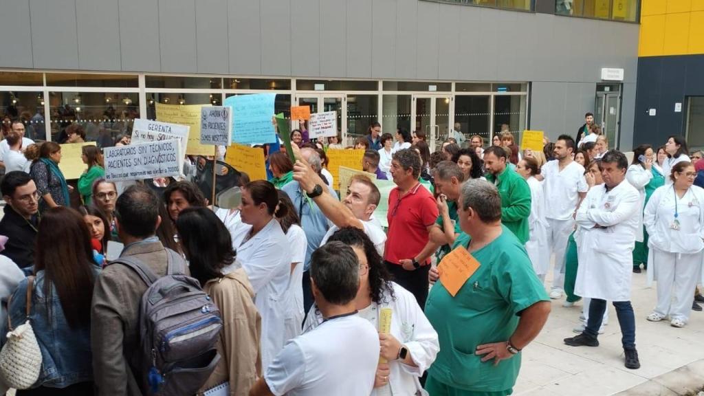 Imagen de la concentración de este lunes en el Hospital Universitario de Toledo.