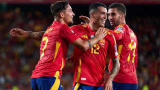 Yeremy Pino celebra su gol con Pedro Porro.