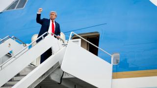 El presidente estadounidense, Donald Trump, frente al Air Force One.