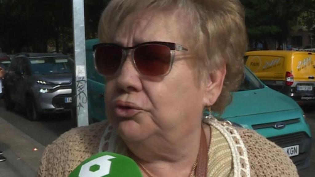 Una mujer detallando su situación.