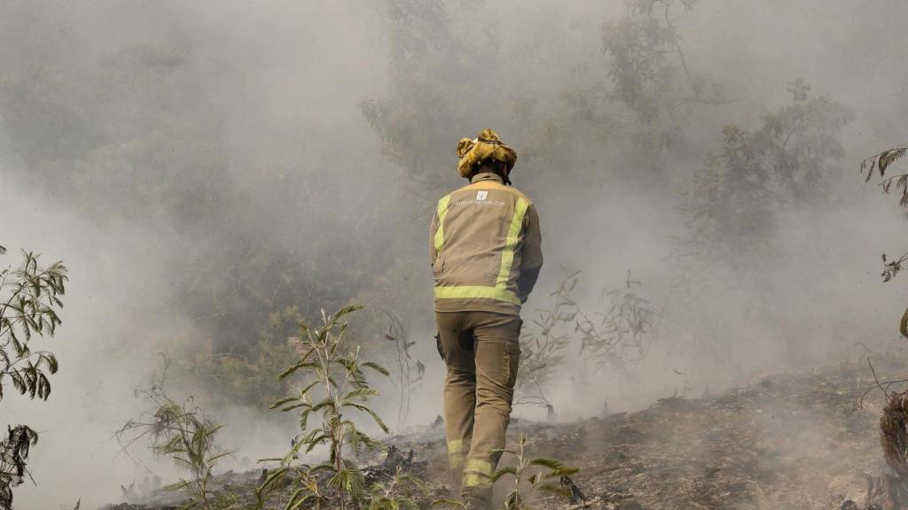 Efectivos de emergencias realizan labores de extinción de un incendio.
