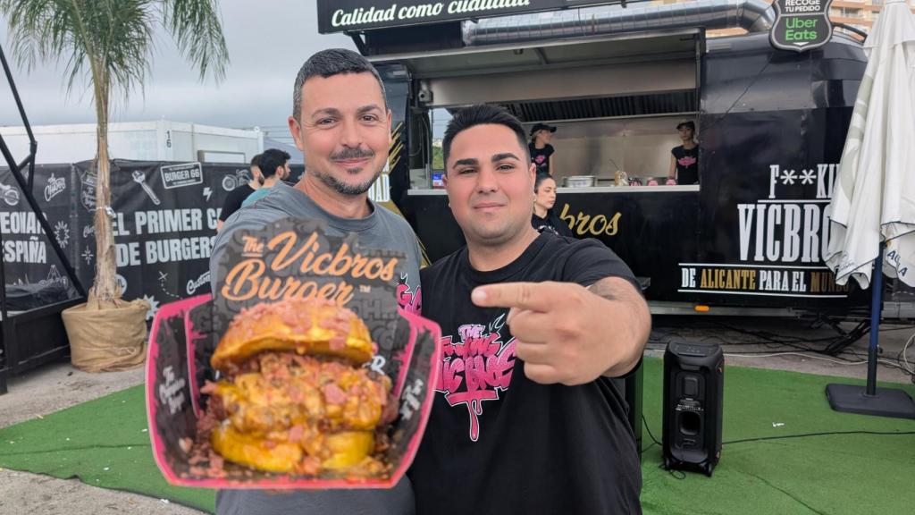 Los hermanos Victoria en su espacio en The Champions Burger esta primavera.