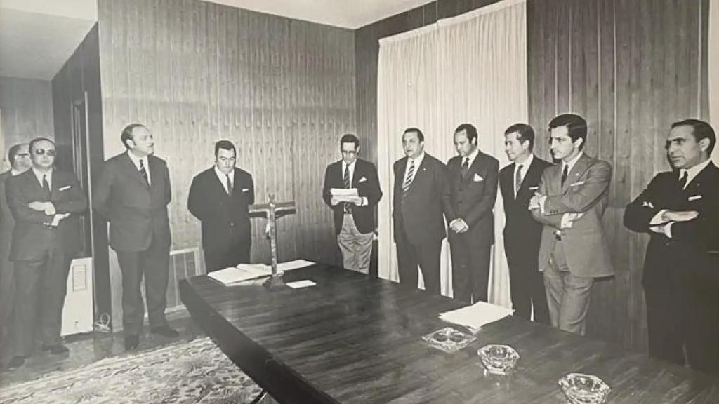 De la Viuda, frente al crucifijo, jura su cargo de adjunto a la dirección de Adolfo Suárez en RTVE.