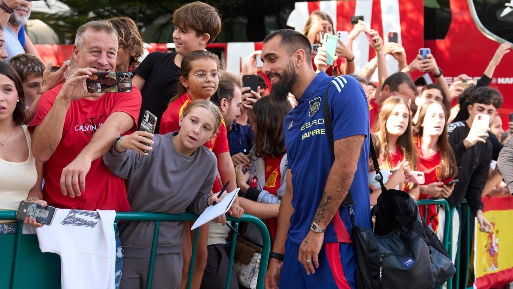 Borja Iglesias se hace fotos con aficionados en Elche