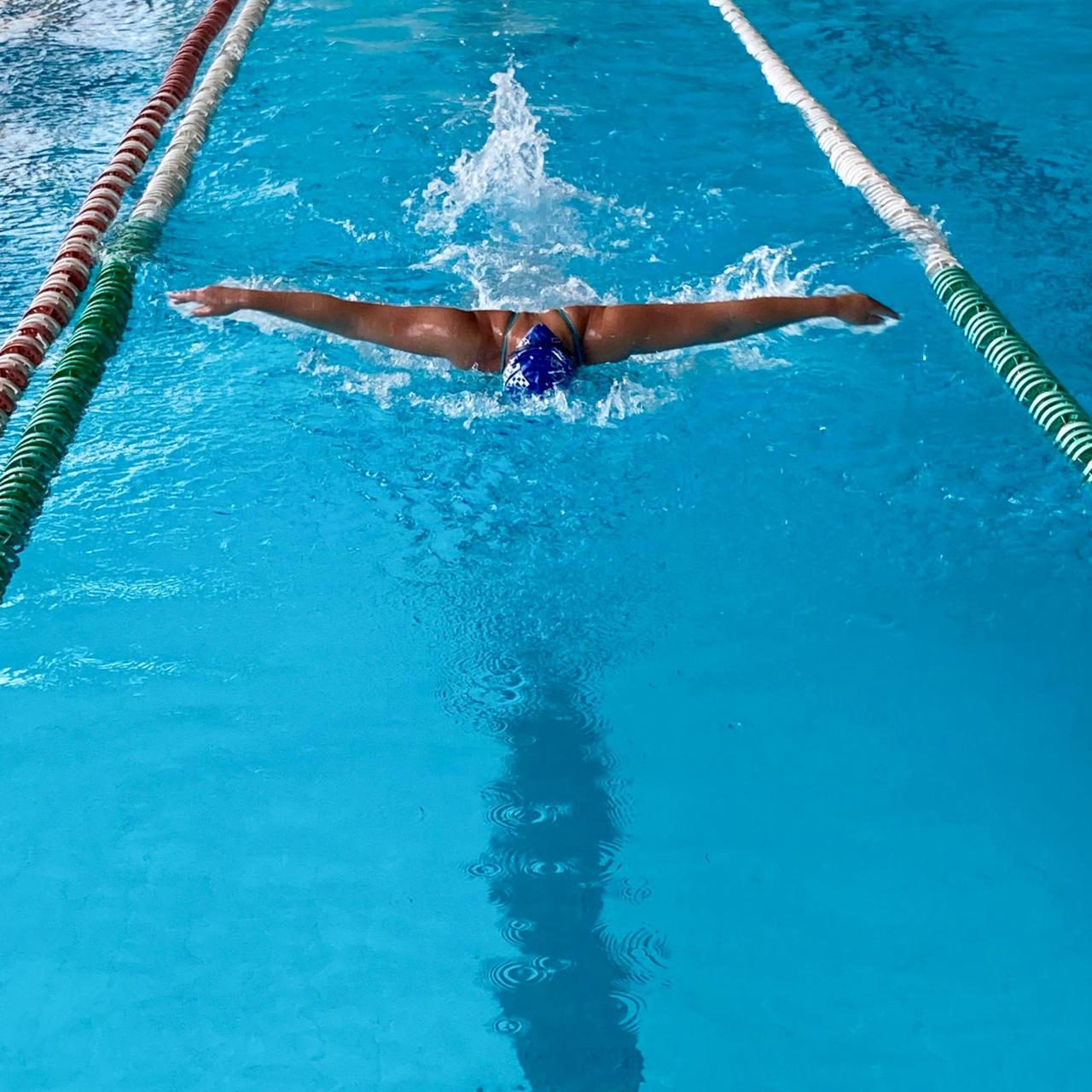 Blanca Hermida nadando a mariposa.