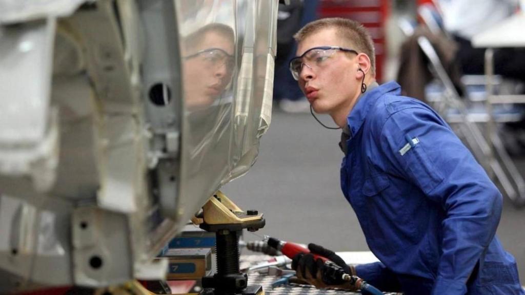 Un joven trabaja en un taller.