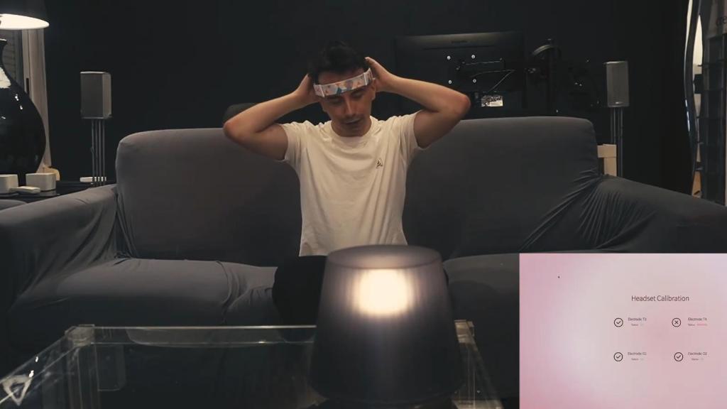 El ingeniero Sergio Martínez, activando una lámpara con la mente gracias al software que ha diseñado.