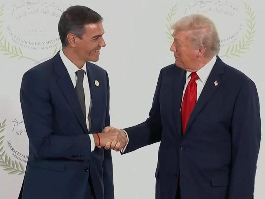Pedro Sánchez y Donald Trump este lunes en Sharm el-Sheij, Egipto.