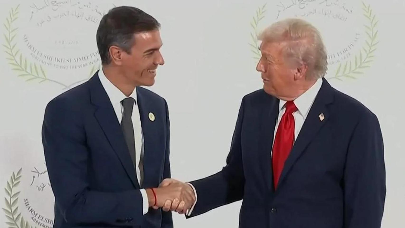 Pedro Sánchez y Donald Trump este lunes en Sharm el-Sheij, Egipto.