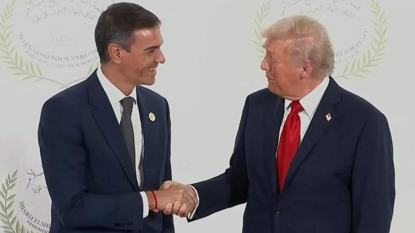 Pedro Sánchez y Donald Trump este lunes en Sharm el-Sheij, Egipto.