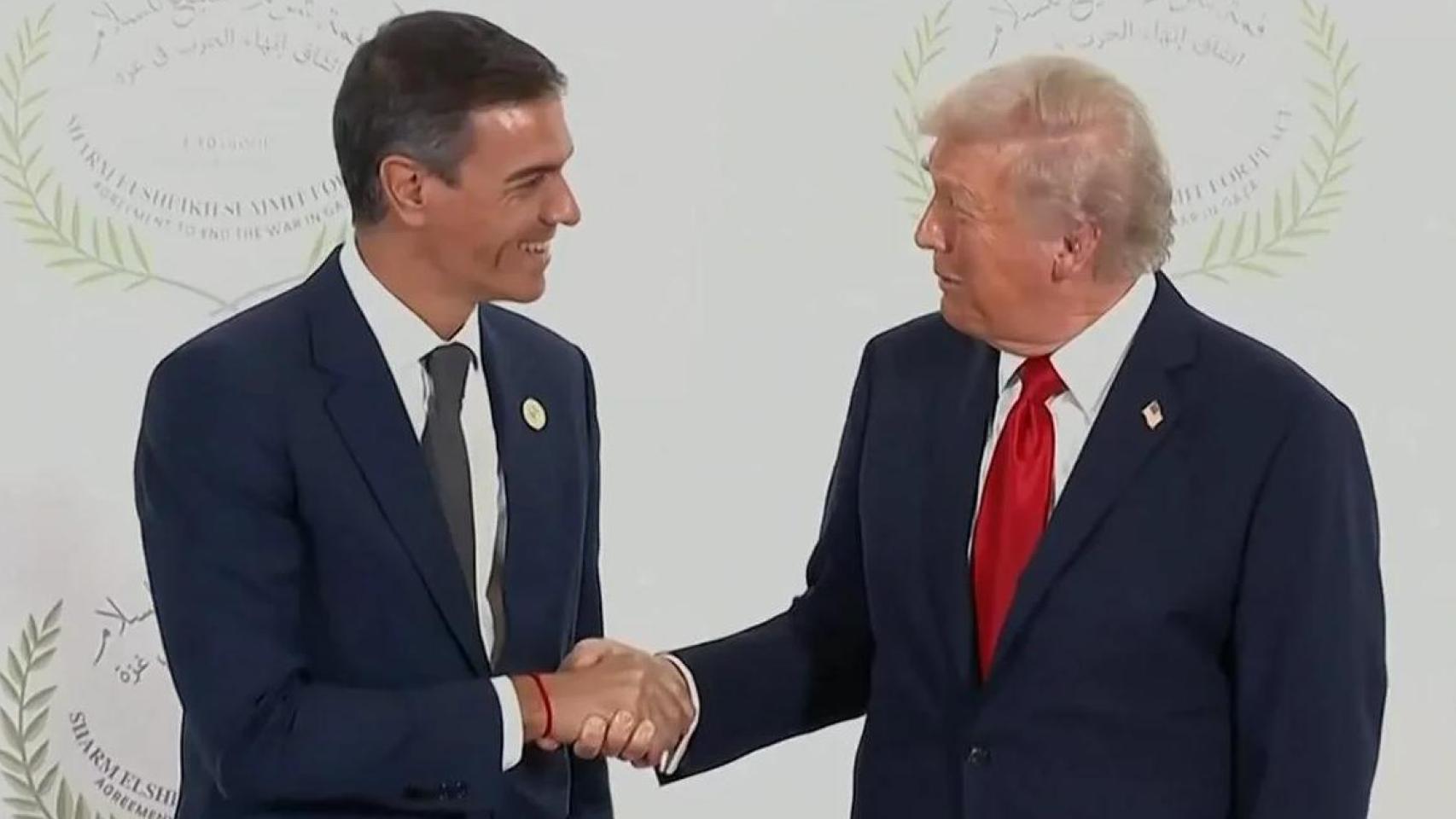 Pedro Sánchez y Donald Trump este lunes en Sharm el-Sheij, Egipto.