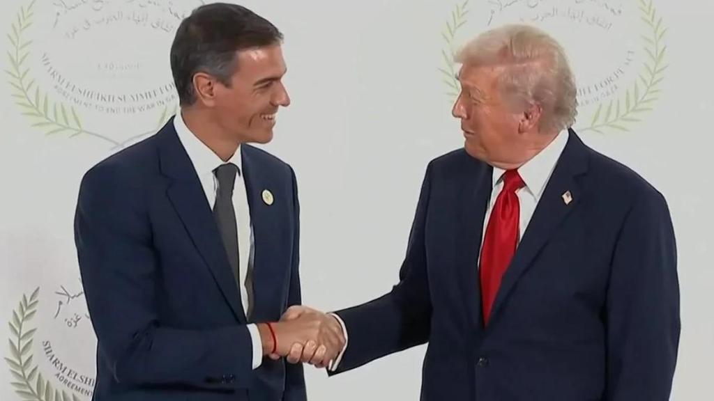 Pedro Sánchez y Donald Trump este lunes en Sharm el-Sheij, Egipto.