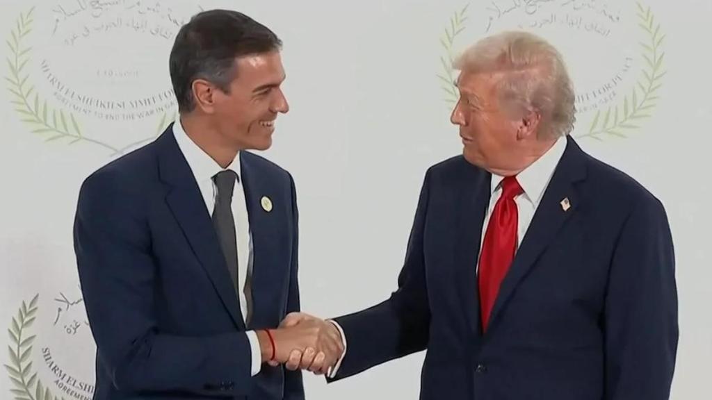 Pedro Sánchez y Donald Trump reunidos en Egipto el mes pasado.