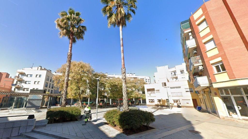 Imagen de archivo del lugar donde ocurrieron los hechos, en la plaza de Montserrat Roig, en Santa Coloma de Gramenet (Barcelona).