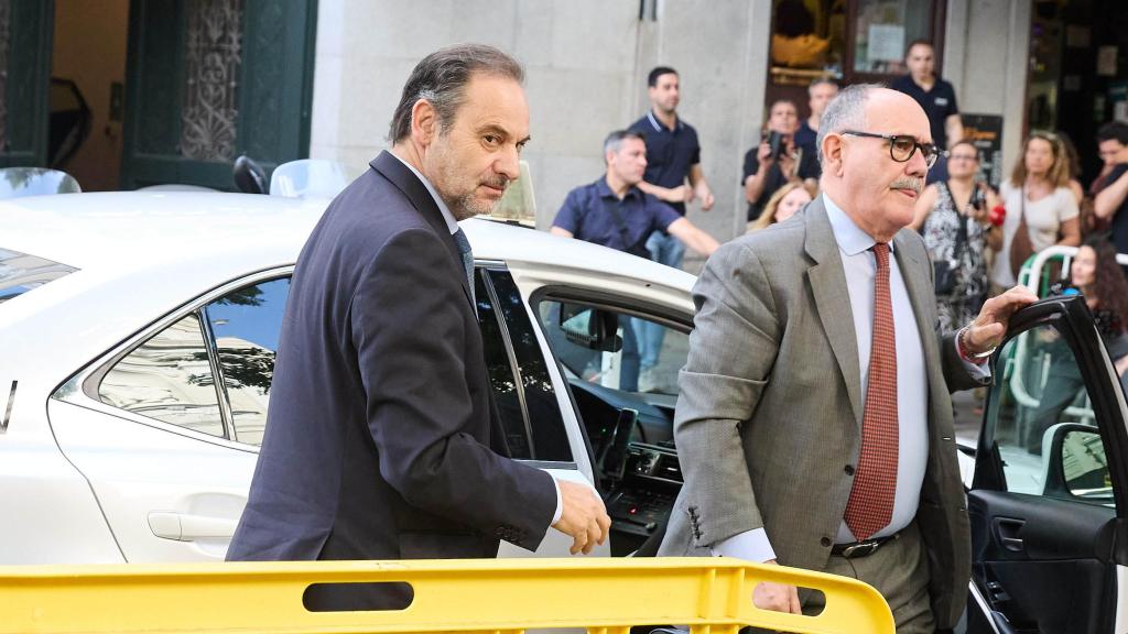 Ábalos, junto a su abogado, a su llegada al Supremo, el pasado junio.