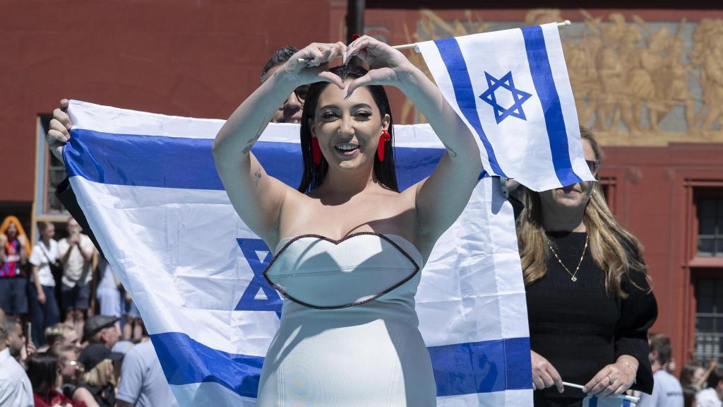Yuval Raphael en la alfombra turquesa en la Plaza del Ayuntamiento de Basilea (Rathausplatz) durante el Festival de Eurovisión 2025.