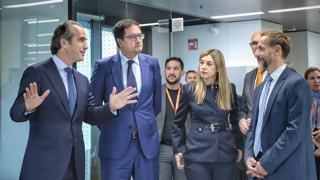 Alfonso Tolcheff, CEO de ING España y Portugal; Óscar López, ministro de Transformación Digital y de la Función Pública; Rocío Lóoez, CIO de ING; y Konstantin Gordievitch, director general de ING Hubs España, durante la visita al nuevo hub tecnológico.