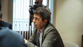 El presidente de la Generalitat, Carlos Mazón, se reúne con representantes de los servicios de emergencias en el Puesto de Mando Avanzado (PMA) del Ayuntamiento de Orihuela, a 10 de octubre de 2025. Europa Press / Roberto Plaza