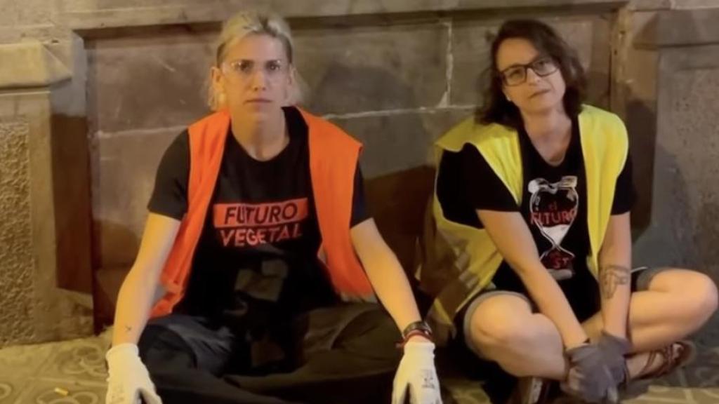 Luna Lagos (i) y Victòria Domingo (d) tras destrozar una vidriera de un Burger King.