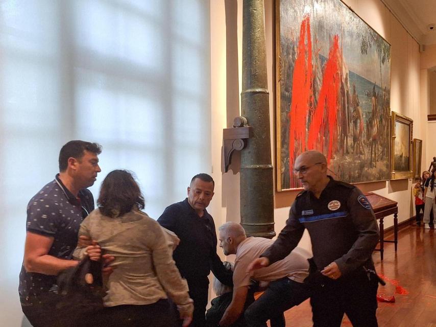 Las activistas de Futuro Vegetal son detenidas en el Museo Naval de Madrid.